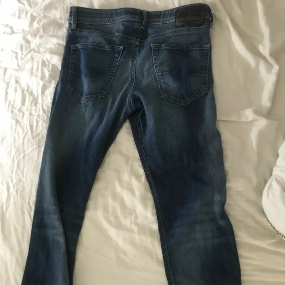 Regular slim-tapered jeans ifrån Diesel! De är grabb jeans och dom är i bra skick, skriv vid funderingar🙏. Jeans & Byxor.