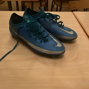 Fotbollsskor - Nike phantom gt (top model) Storlek 44 Använda ett fåtal gånger på gräs ser ut som nya