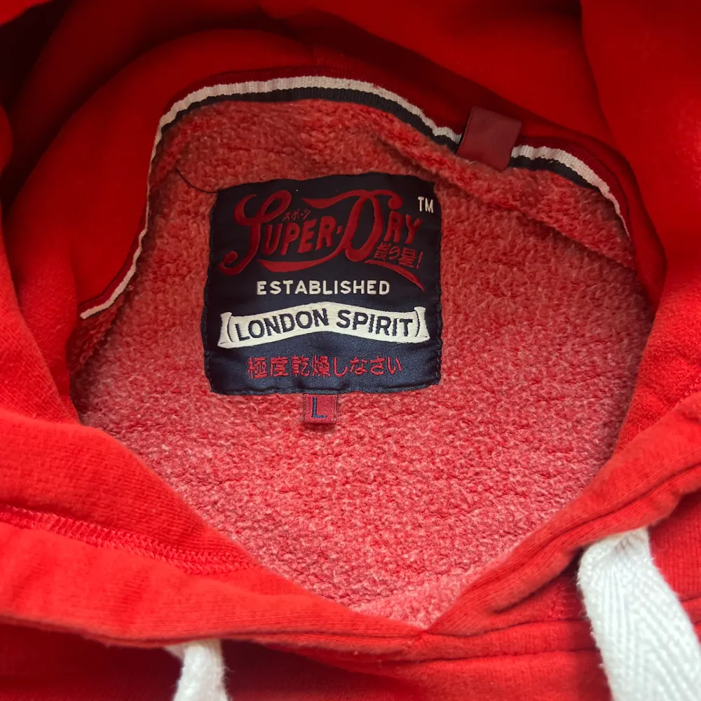 Vintage hoodie från Superdry i rött med märke både på framsidan och ärmen, skitsnygg! Säljer pga lite för stor. . Hoodies.