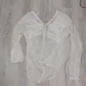 Jag säljer en vit skjorta ifrån Gina Tricot. Den är jättefin. Den är i storlek 34. 