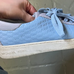 Michael kors sneakers  - Skor från Michael kors, äkta köpt på johnells.  Står ingen storlek men tror att dom är i 40 som jag brukar ha. Ev 39. Skick enligt bilder 💕