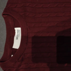 Tröja - Skick: 9/10 Storlek: M Färg: vinröd