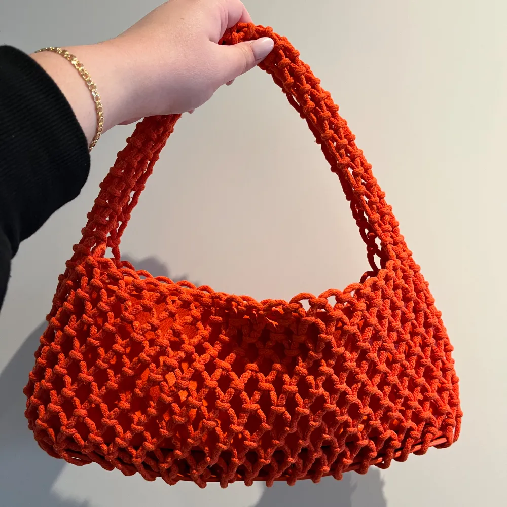 Säljer denna somriga väska från Mango i en fin orange färg. Perfekt till sommaren! Aldrig använd, nypris 499kr. Kom med prisförslag vid intresse 🌼. Väskor.