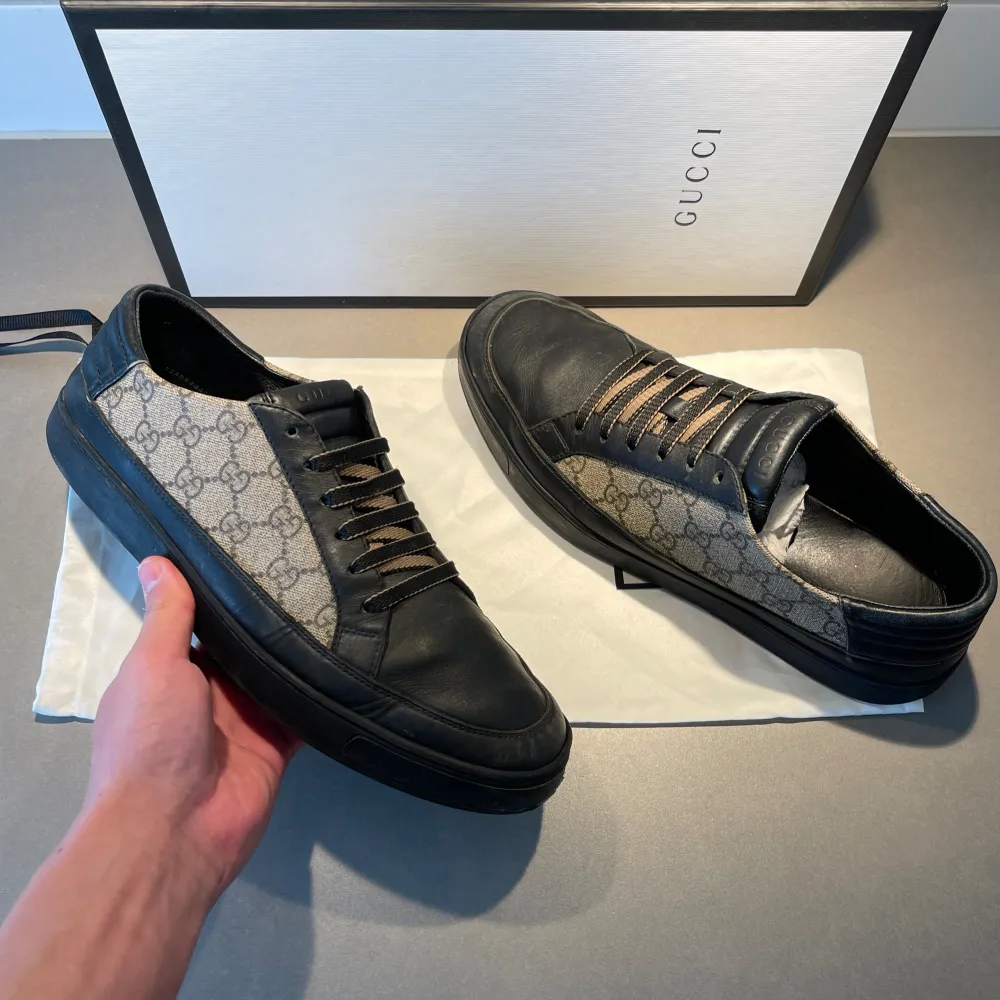 Hej! Säljer nu dessa super snygga sharta gucci skorna. Fint skick men har använts en del. Storlek (9) Sitter som en 43-44 i europeisk storlek. Box, skopåse & tack kort från Gucci vid köp. Kan frakta eller mötas upp i Kungälv.. Skor.