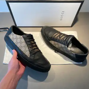 Hej! Säljer nu dessa super snygga sharta gucci skorna. Fint skick men har använts en del. Storlek (9) Sitter som en 43-44 i europeisk storlek. Box, skopåse & tack kort från Gucci vid köp. Kan frakta eller mötas upp i Kungälv.