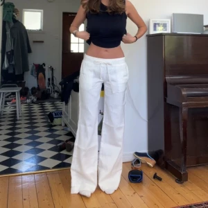 Alobha Linnebyxor - Säljer de slutsålda linnebyxorna från Alobha, gamla modellen. Använt ett par enstaka gånger, de är i ett mycket bra skick. Innerbenslängden är 84cm och midjemåttet 80cm. Skriv om du har några frågor. Priset går att diskutera!