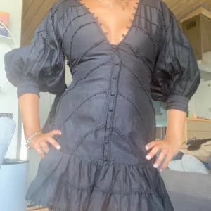 Svart klänning asos - Säljer denna jättefina klänning ifrån Asos. Passar perfekt både till vardags och fest❤️ inga defekter, aldrig använd. Lite för liten för mig så den ska se lite annorlunda ut i ryggen
