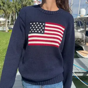 Säljer nu min fina brandy Melville tröja med USA flagga! Liknar den från Ralph lauren💗