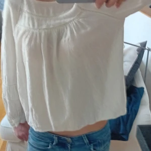 Vit blus💗 - Säljer denna jättesnygga vita blusen som är perfekt till sommaren från zara med fina detaljer💖💖 Blusen är i väldigt bra skick💗💗💖