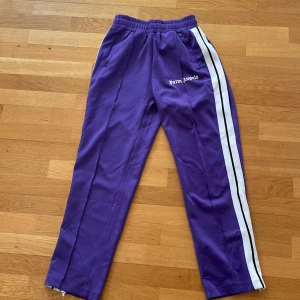 Palm angels tracksuit  - Köpte tracksuiten förra sommaren, den har blivit för liten för mig. Skick 9/10 jättebra o används nu till sommaren. Båda för 799kr bara byxorna eller tröjan för 400kr