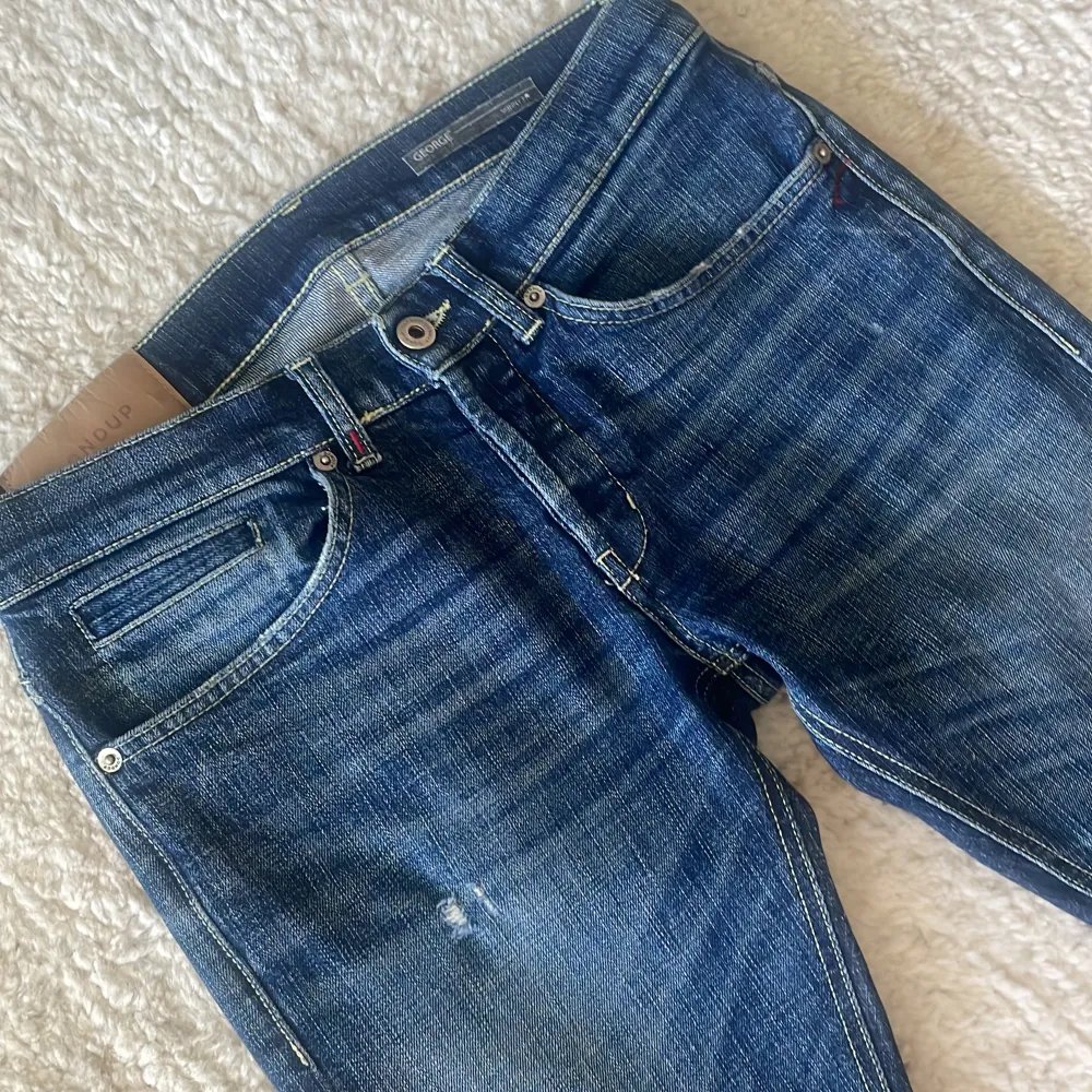 Ett par sjukt snygga Dondup jeans! | Skick 9/10, inga defekter | Storlek 30 | Modell ”George” | Nypris 3400kr, vårat pris endast 850kr | Svarar gärna på era frågor och funderingar!. Jeans & Byxor.