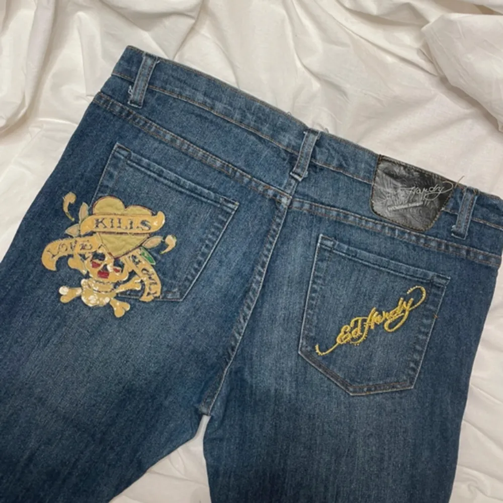 Säljer dessa riktigt feta skater jeansen från ed Hardy med skit snyggt tryck på bakfickorna 💯🛹skicket är 8/10💯👍storlek 33👍skriv till mig vid minsta lilla frågan 😀. Jeans & Byxor.