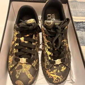 Versace skor - Fräscha Versace skor storlek 38 