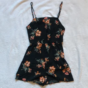 Jumpsuit - Jättesöt mönstrad jumpsuit från h&m💕Använd två gånger. Tunnt material, perfekt för sommaren😍⭐️