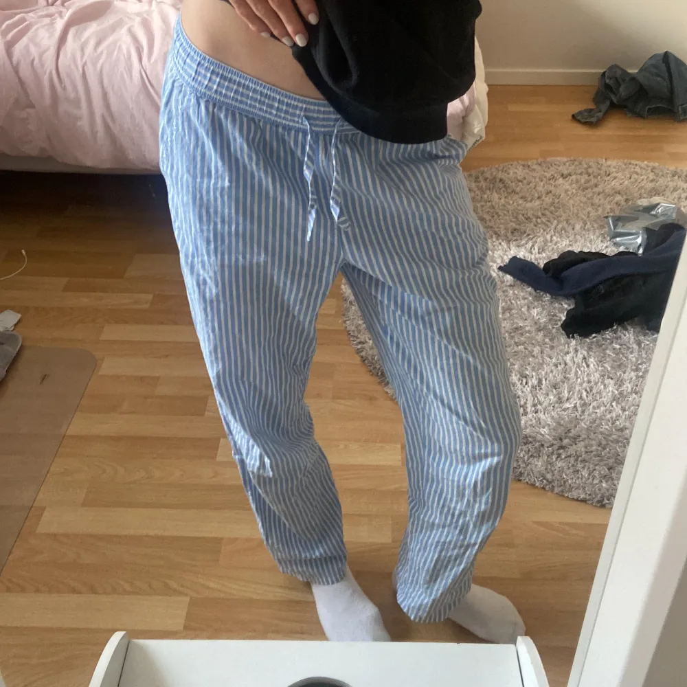 Mina favorit Pyjamas byxor från HM, tror de är storlek Xs (har klippt av lappen). Blå och vit randigt mönster. bra skick. Säljer på grund av för korta för mig. ❤️. Jeans & Byxor.