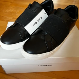 Calvin Klein - Skorna är helt nya (aldrig använda!) väldigt snygga skor o helhet och är laceless