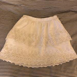 Jättefin vit kjol från zaras barn avdelning💘