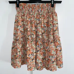 säljer denna kjol då den inte kommer till användning || storlek xs