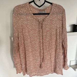 Blus - Fint skick  Finns någon tråd lös men är nog bara att klippa av.  Ljusrosa/aprikos & vit 