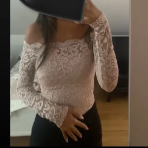 Spets body💗 - Fin rosa spets body med fina detaljer 💗 använt endast en gång, i väldigt fint skick 💗skriv privat för frågor 