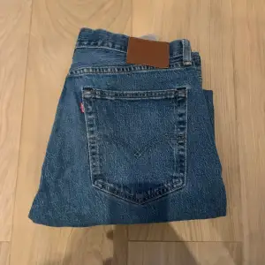 Hej säljer nu mina Levis jeans då jag bytt stil och inte har andvändning för dom, Skriv om ni har frågor.