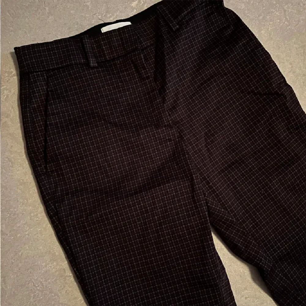Mörkbruna rutiga kostymbyxor från H&M i strl 38!. Jeans & Byxor.