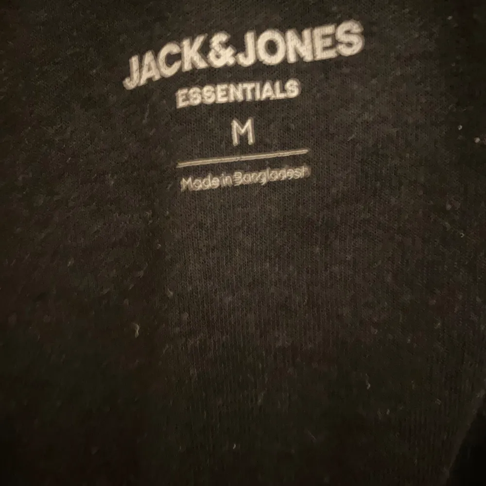 Säljer denna feta svarta jack and Jones zip hoodie i bra skick utan onaturliga defekter skriv för mer bilder eller frågor. Skicka gärna prisförslag . Hoodies.