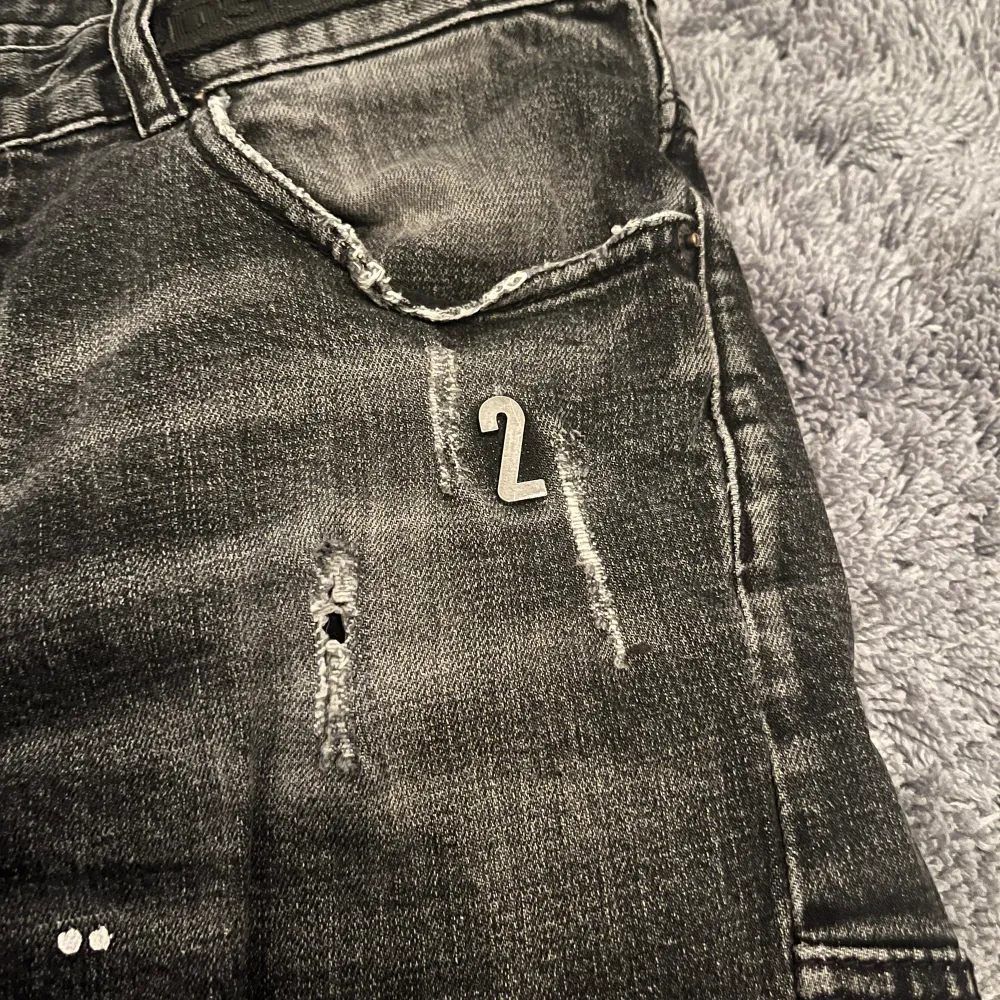Dessa är ett par riktigt snygga och äkta d2 jeans i riktigt bra skick. Endast ett litet hål i bakfickan som knappt syns. Har en 2 i metall accessoar som gör de väldigt detaljerade och unika. De är köpa för 2 månader sedan och använda ett par gånger. . Jeans & Byxor.