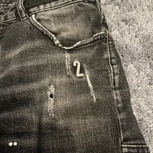 Dessa är ett par riktigt snygga och äkta d2 jeans i riktigt bra skick. Endast ett litet hål i bakfickan som knappt syns. Har en 2 i metall accessoar som gör de väldigt detaljerade och unika. De är köpa för 2 månader sedan och använda ett par gånger. 