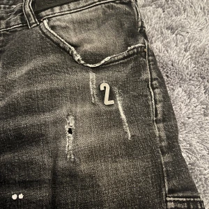 Desquared2 jeans  - Dessa är ett par riktigt snygga och äkta d2 jeans i riktigt bra skick. Endast ett litet hål i bakfickan som knappt syns. Har en 2 i metall accessoar som gör de väldigt detaljerade och unika. De är köpa för 2 månader sedan och använda ett par gånger. 