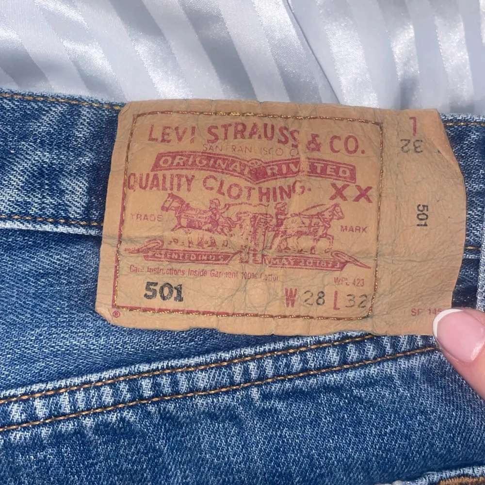 Jeans från Levis i modellen 501. Är i nyskick utan några märkbara skador. Säljer då de är för små för mig🩷💞. Jeans & Byxor.
