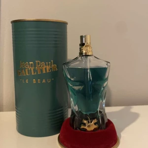 Jean paul gaultier Le Beau - Hej, vi säljer dessa billiga samples på Jpg Le Beau🍋‍🟩🍋. Alla samples kommer i 5 ml flaskor och kostar 89 kr styck💧🌊