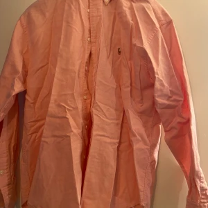 Ralph lauren skjorta. - Fint skick använd kanske 3 gånger. Säljer för att det inte riktigt var min färg.