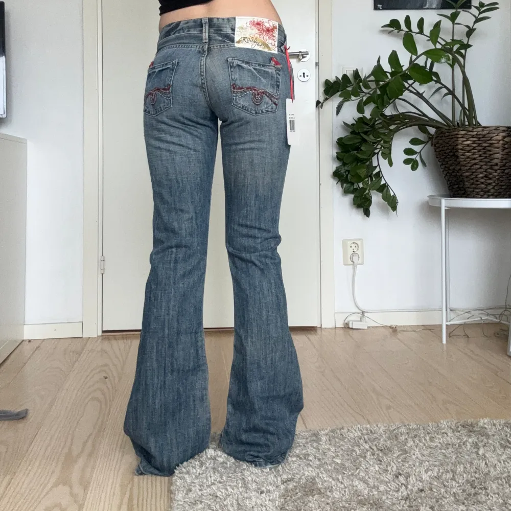 Lågmidjade jeans med prislappar kvar, 35 cm över midjan 80 cm innerben, köp via köp nu💓. Jeans & Byxor.
