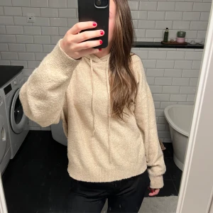 Beige stickad hoodie - Superfin stickad hoodie från Lindex, använd ca 2 gånger och väldigt bra skick!💕💕 (aldrig tvättad) Nypris: 400kr Pris kan diskuteras!☺️