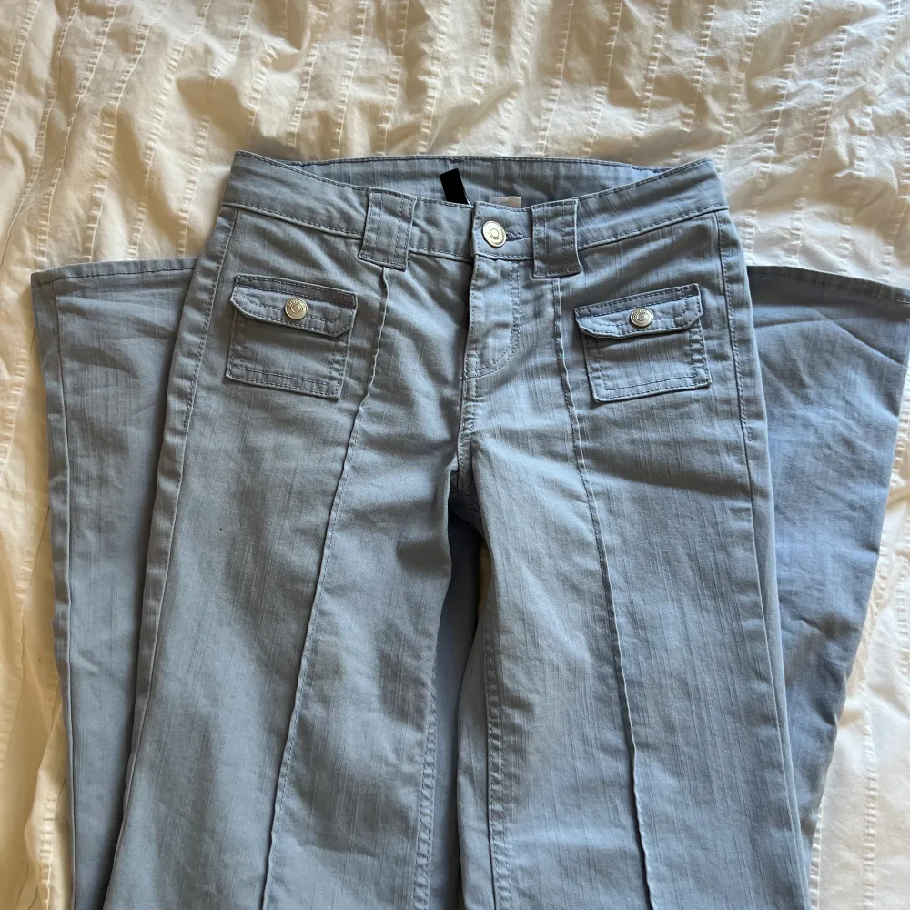 Säljer dessa trendiga jeans från hm / cargo byxor❤️💋🙌🏻. Jeans & Byxor.