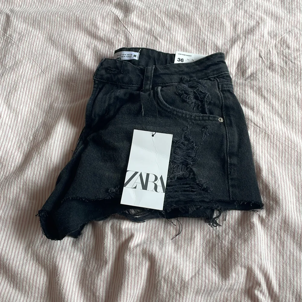 Säljer dessa lowrise shortsen med slitningar på från Zara med prislappar på (aldrig använda). . Shorts.