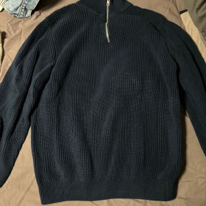 Halvzip  - Säljer denna oanvända halvzipen från Zara då den var i fel storlek, den sitter lite större än M Hör av dig vid intresse eller om du har fler frågor☺️