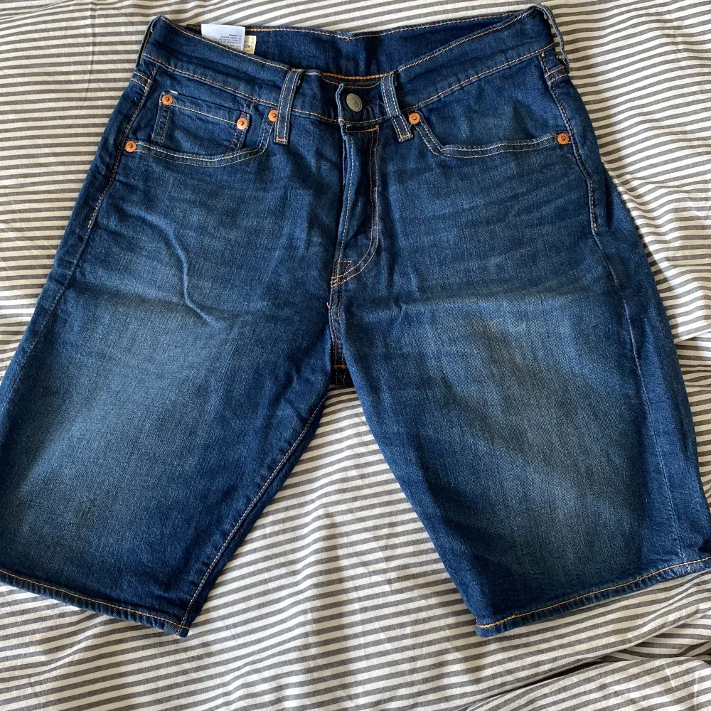 Levis 501 jeans shorts i väldigt bra skick. Stilrena till sommaren och passar till vad som helst. Storlek: W28. Shorts.