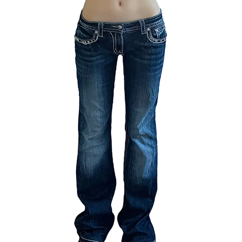 Miss me jeans i modellen Boot i perfekt skick utan några defekter, med detaljer på fickorna / strl 30 som motsvarar ungefär M , sitter lågmidjade och är utsvängda 💕 // midja 39cm, längd 104cm, innerbenslängd 82cm // (för stora så håller upp på bild). Jeans & Byxor.