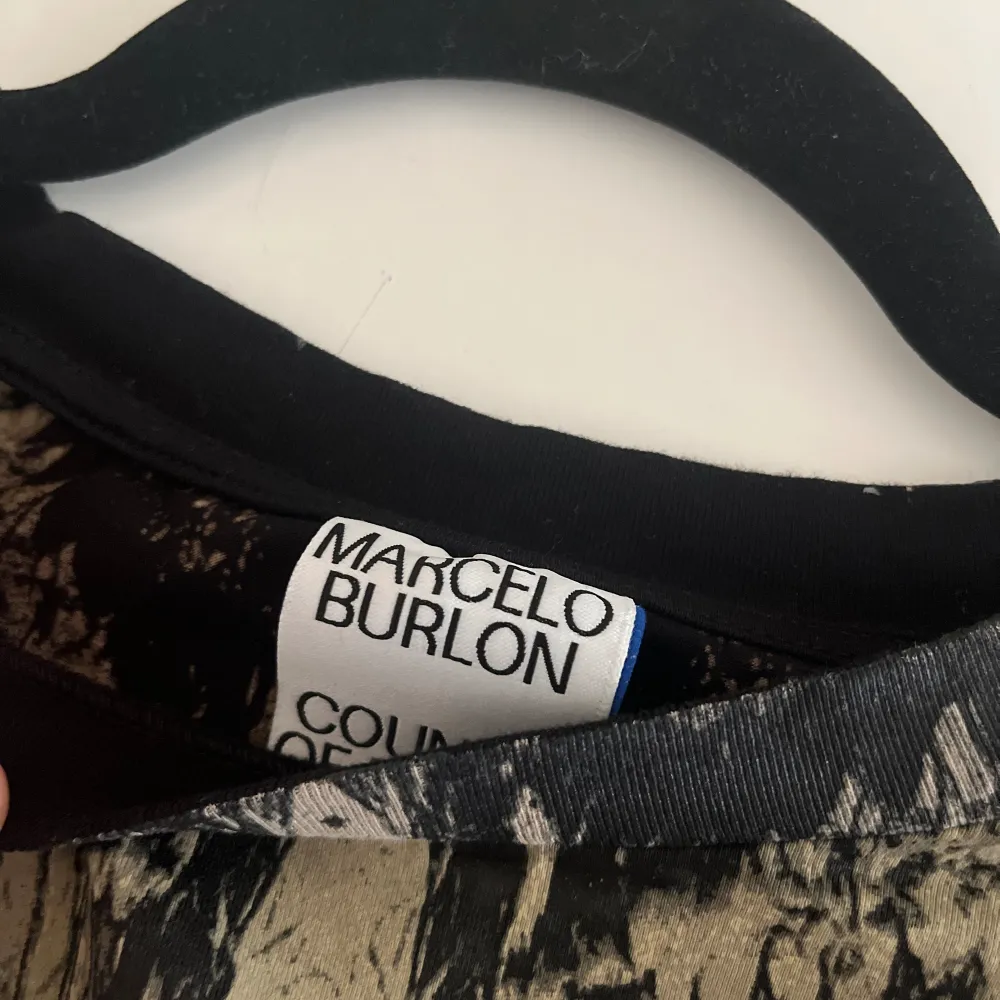 ✨Marcelo Burlon  ✨ Har använts två gånger hitills ✨Storlek S (Small) ✨ Passar också M (Medium) ✨Köptes två veckor sedan . T-shirts.