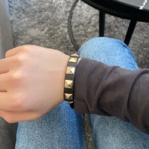 Ett fint armband med guldiga nitar på💕