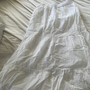 linne kjol - Säljer pga att den inte kommer till användning, endast använt en gång. Köpte i danmark för 700kr.  Skulle säga storlek s, men passar nog m eftersom den är töjbar i midjan (det finns ingen lapp).  pris kan diskuteras💕