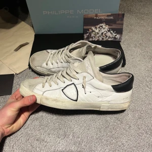 Philippe model  - Tja, säljer nu dessa feta Philippe model skorna i ett bra skick, skorna är köpt för omkring 2 månader sedan på Miinto. Skorna är i ett skick på 8,5/10 minimalt slitage, INGA BYTEN! 