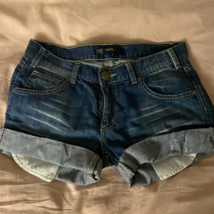 Lågmidjade jeansshorts  - Lågmidjade jeansshorts som tyvärr är för små för mig💓Midja rakt över: 39cm Längd: 33cm