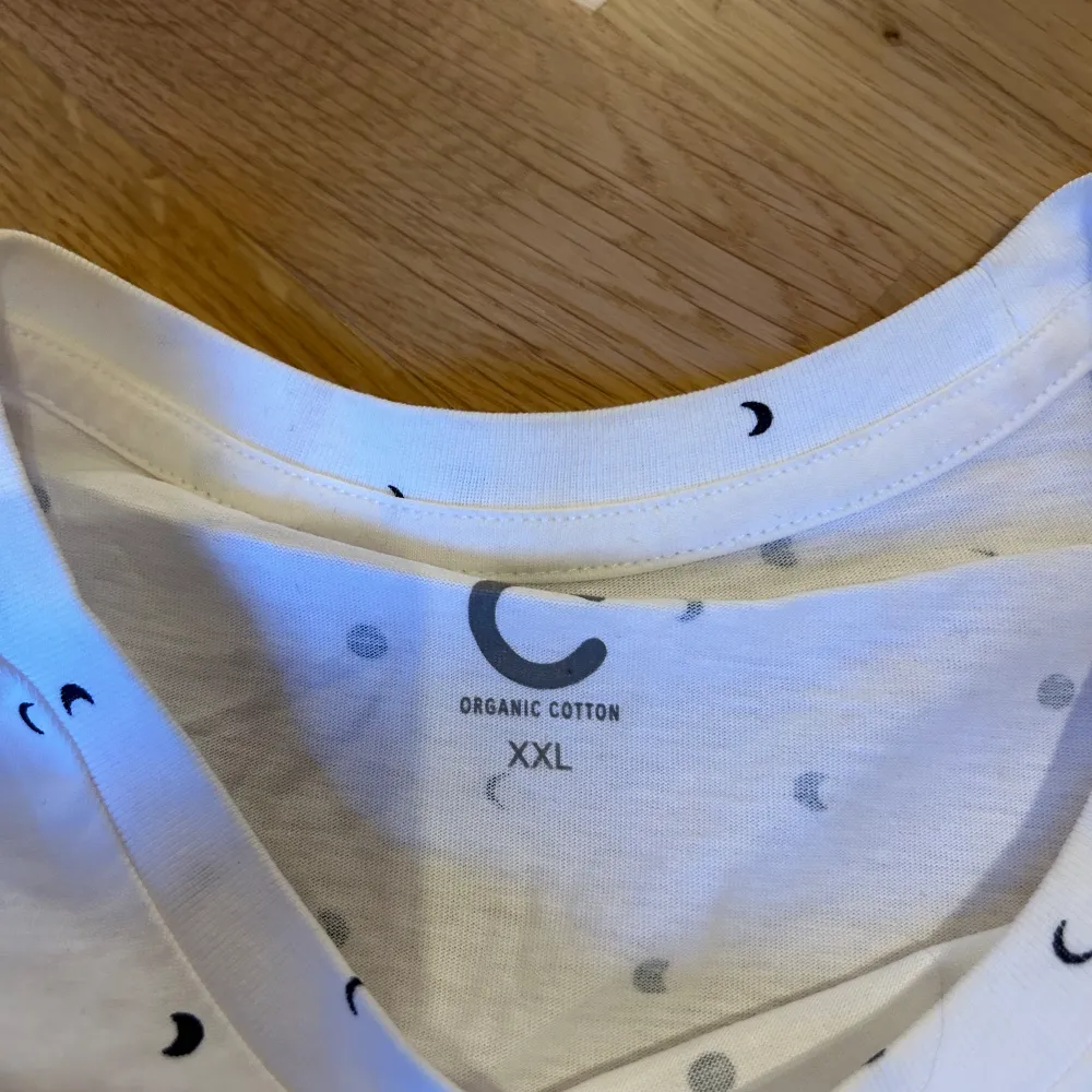 Storlek: XXL T-shirt från Cubus som är använd ett fåtal gånger. Vit med tryck och en text på vänster sida av bröstet.  Köparen står för frakten . T-shirts.