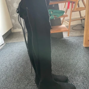 Klackskor, knähöga skor - Köpta på vinted men tyvär försmå. 