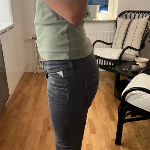 Lowwaist replay jeans - Låndade bilder! Ett par skit snygga lågmidjade jeans från replay som är köpt här på plick. Tyvärr passade de inte mig💕 Nypris var 550kr. Hör av er om frågor och priset kan diskuteras!❤️