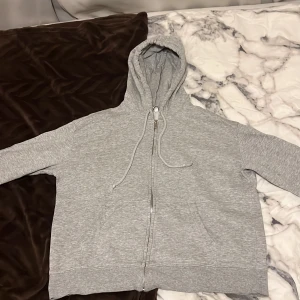 Ziphoodie grå - Basic ziphoodie från H&M, Bra skick, storlek S