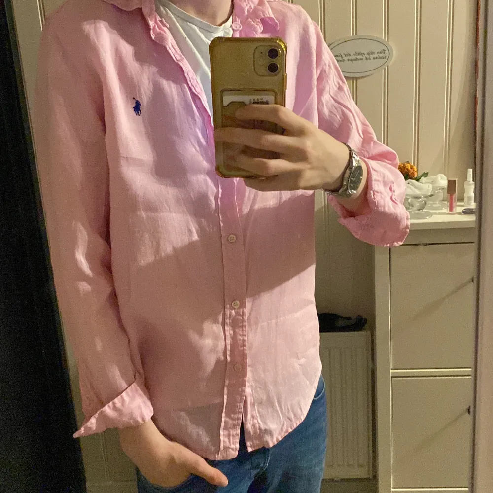 Jag säljer nu min rosa polo skjorta pga att den är nu för lite.Det finns inga skador på den,jag skulle säga att det är 9/10 på kvaliten för jag har ju andvänten typ 5/6 gånger. Storleken är ca XS  . Skjortor.